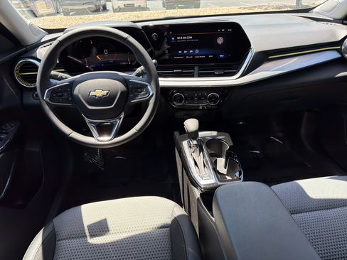 Used 2024 Chevrolet Trax LT w/ LT Convenience Package FWD image 22