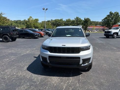 Used 2024 Jeep Grand Cherokee L Laredo AWD/4WD image 3