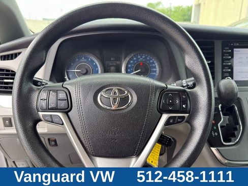 Used 2018 Toyota Sienna LE FWD image 19