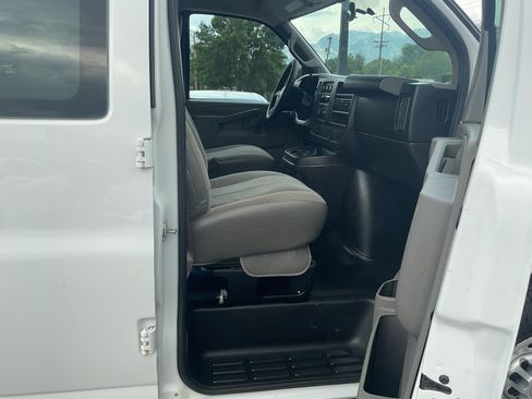 Used 2017 Chevrolet Express 2500 RWD image 18