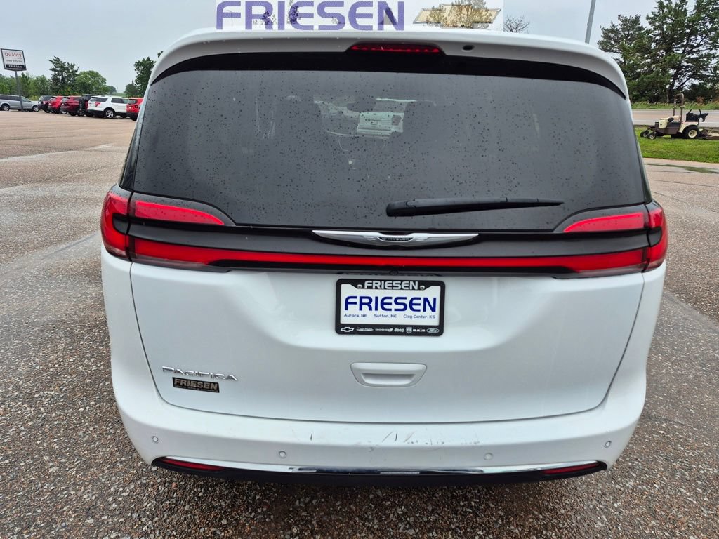 Used 2023 Chrysler Pacifica Touring-L FWD image 4