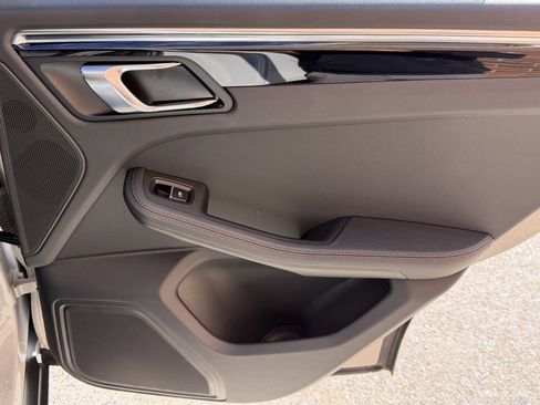 Certified 2024 Porsche Macan image 23