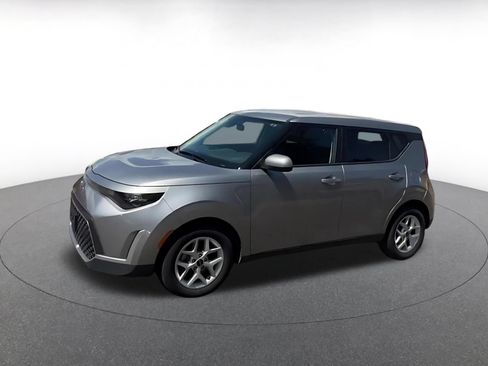 Used 2025 Kia Soul LX w/ LX Technology Package FWD image 8