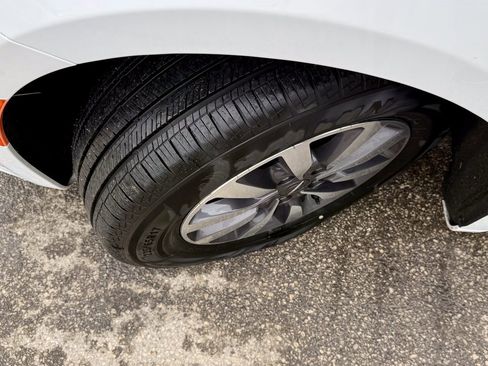 Used 2024 Chrysler Pacifica Select image 29