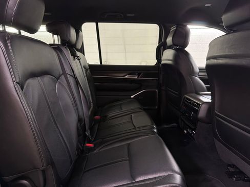 Used 2024 Jeep Wagoneer L Series II w/ Flexible Seating Group AWD/4WD image 31