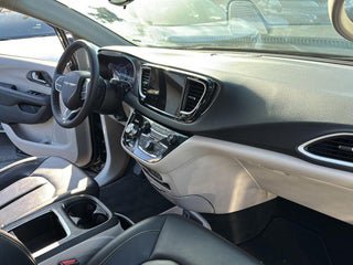 Used 2024 Chrysler Pacifica Touring-L FWD image 30