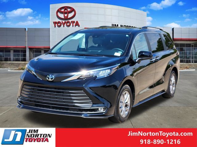 Used 2026 Toyota Sienna XLE FWD image 3