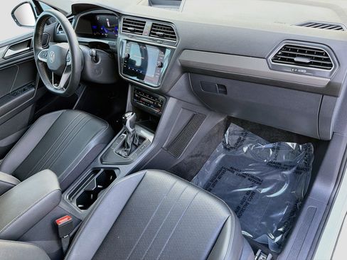 Certified 2024 Volkswagen Tiguan SE w/ Panoramic Sunroof Package FWD image 15