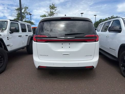 Used 2024 Chrysler Pacifica Limited FWD image 6