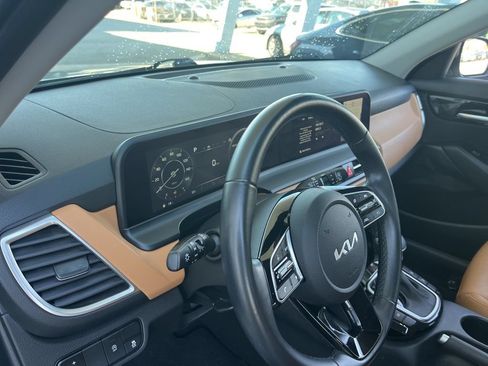 Used 2024 Kia Seltos EX FWD image 9