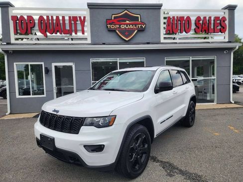 Used 2019 Jeep Grand Cherokee Laredo AWD/4WD image 3