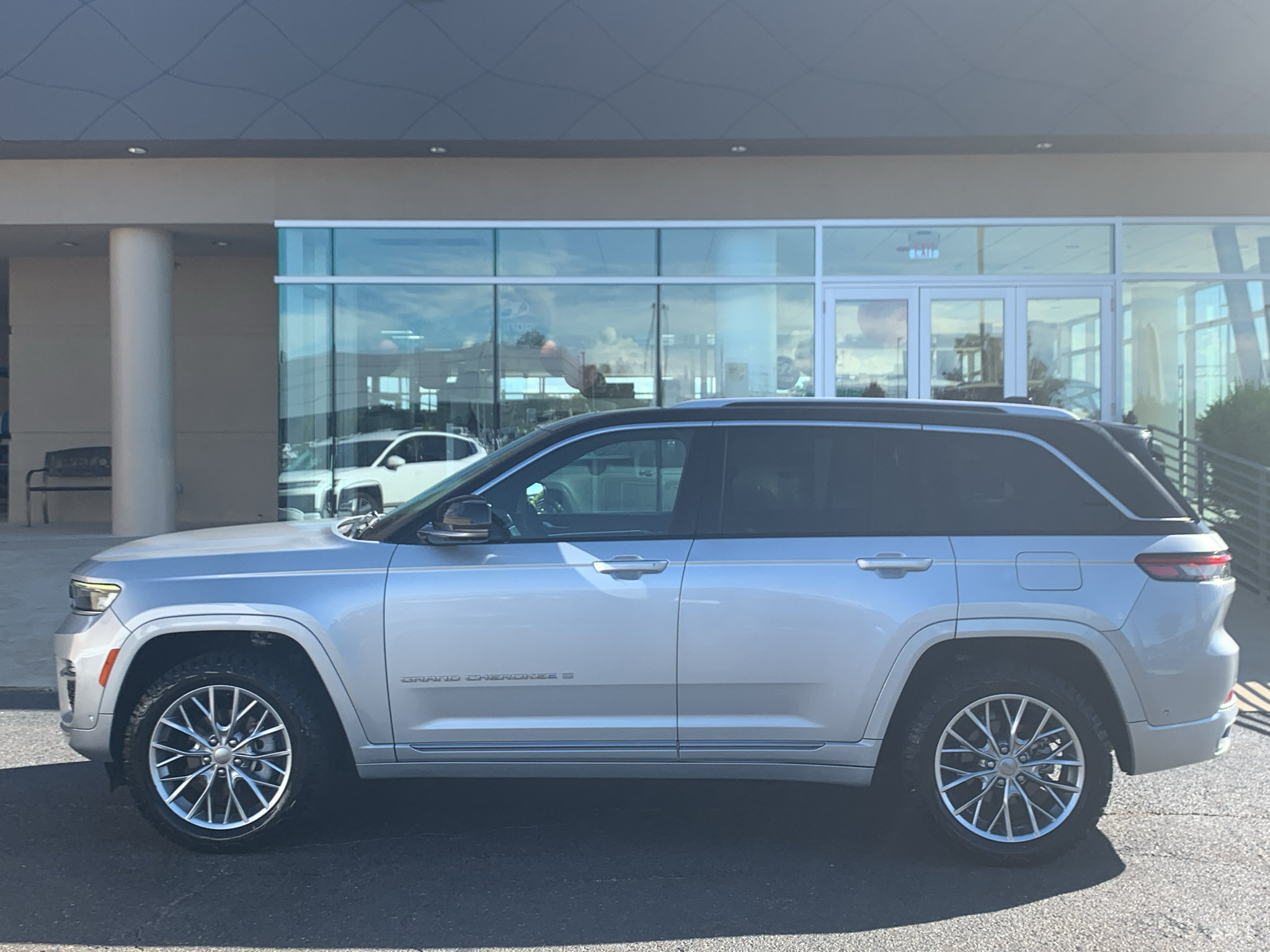 Used 2023 Jeep Grand Cherokee Summit w/ Luxury Tech Group V AWD/4WD image 1