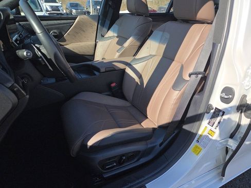 Certified 2025 Lexus ES 300h Ultra Luxury image 8