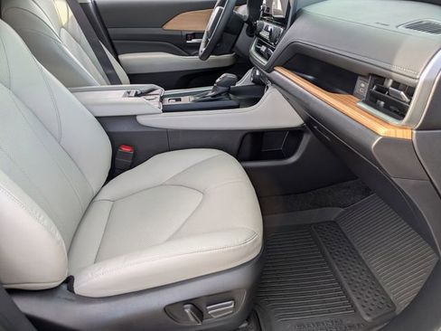 Used 2025 Toyota Grand Highlander image 12