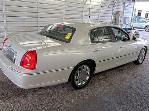 Used 2004 Lincoln Town Car Ultimate RWD image 2