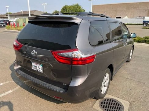 Used 2020 Toyota Sienna LE w/ LE Preferred Package FWD image 4