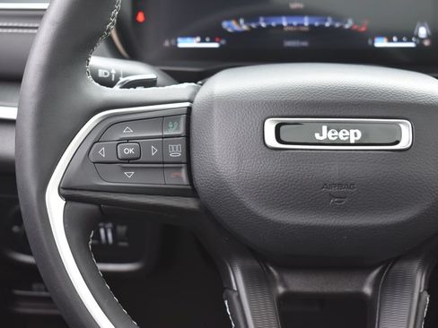 Used 2023 Jeep Grand Cherokee Laredo AWD/4WD image 15