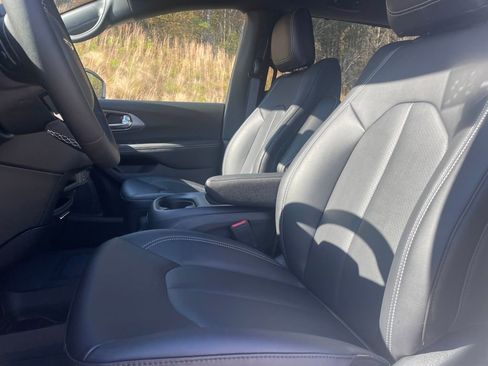 New 2026 Chrysler Pacifica Select FWD image 12