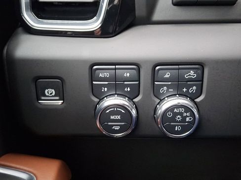 Certified 2025 GMC Sierra 2500 Denali Ultimate AWD/4WD image 23