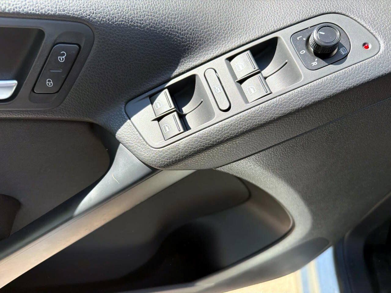 Used 2017 Volkswagen Tiguan S AWD/4WD image 11