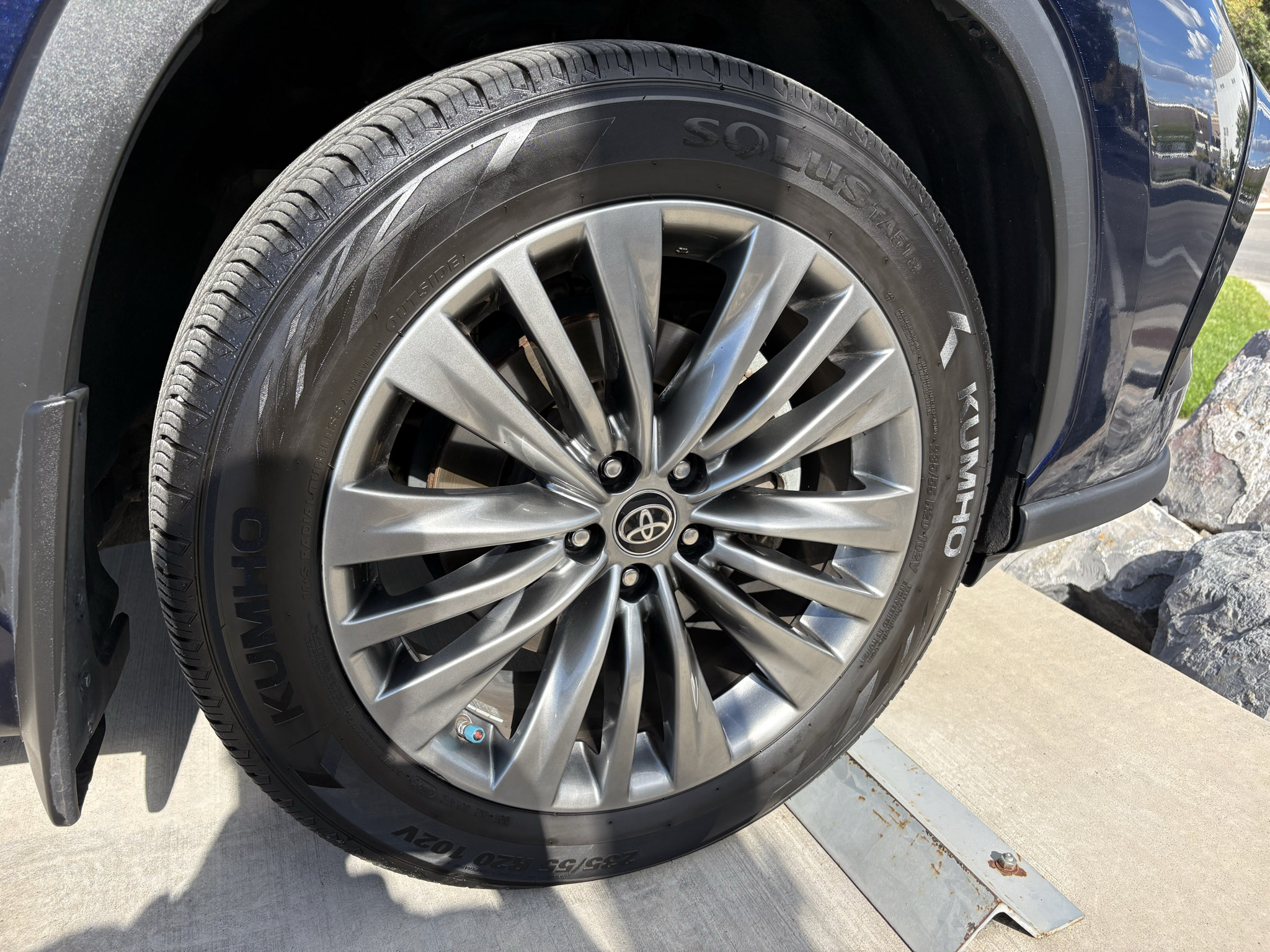 Used 2022 Toyota Highlander Platinum AWD/4WD image 3
