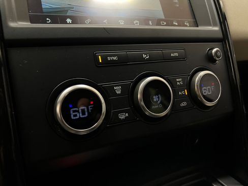 Used 2018 Land Rover Discovery SE image 29