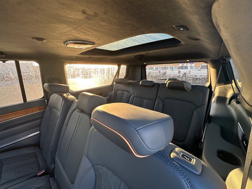 Used 2023 Jeep Grand Wagoneer L Series III AWD/4WD image 21