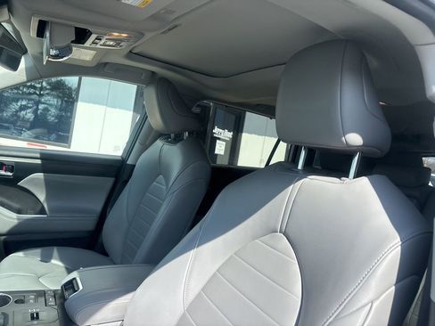 Used 2022 Toyota Highlander XLE image 3