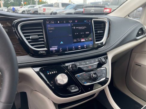 Used 2022 Chrysler Pacifica Limited AWD/4WD image 22