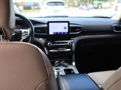 Used 2022 Ford Explorer Limited w/ Equipment Group 301A image 12