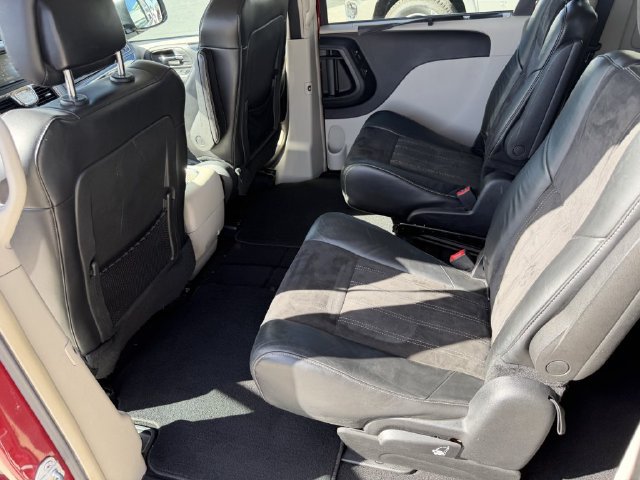 Used 2014 Chrysler Town & Country Touring-L FWD image 11