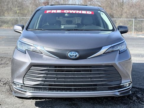 Used 2021 Toyota Sienna XLE image 2