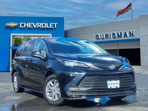 Used 2024 Toyota Sienna LE image 1