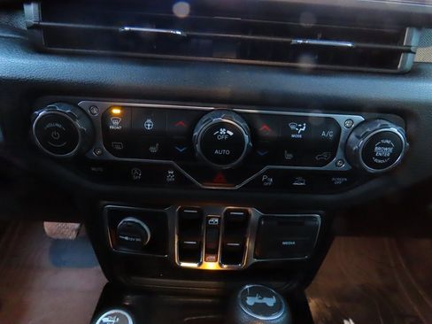 Used 2024 Jeep Wrangler Sport S image 27