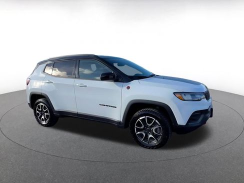 Used 2025 Jeep Compass Trailhawk image 2