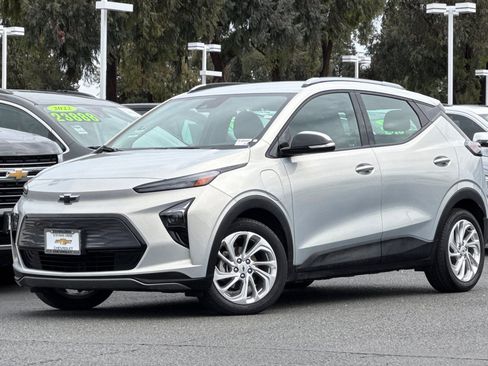 Used 2023 Chevrolet Bolt EUV LT w/ Comfort Package image 9