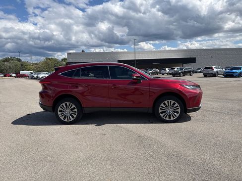Used 2023 Toyota Venza XLE image 5