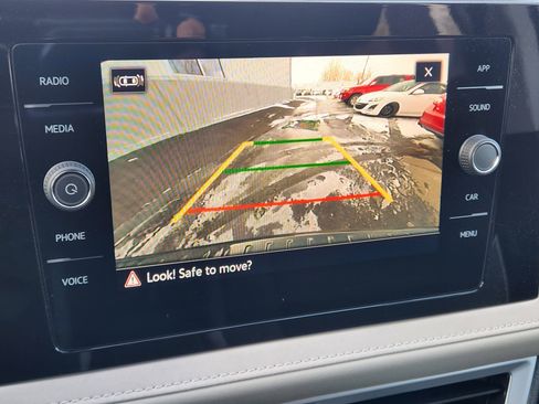 Certified 2025 Volkswagen Taos SE image 30