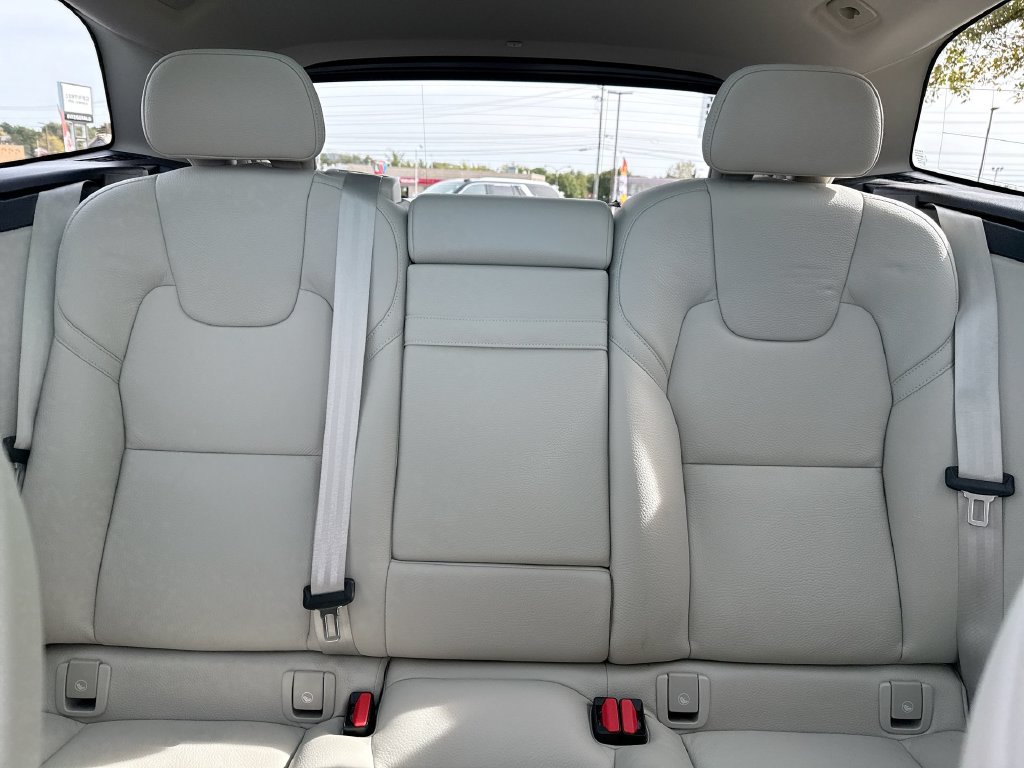 Used 2021 Volvo XC60 T5 Momentum w/ Premium Package AWD/4WD image 2