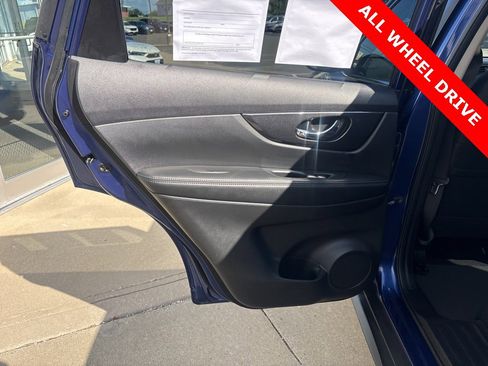 Used 2017 Nissan Rogue SV image 10