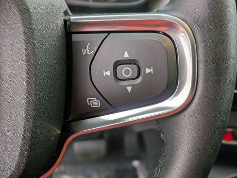 Used 2025 Volvo XC40 B5 Core image 24