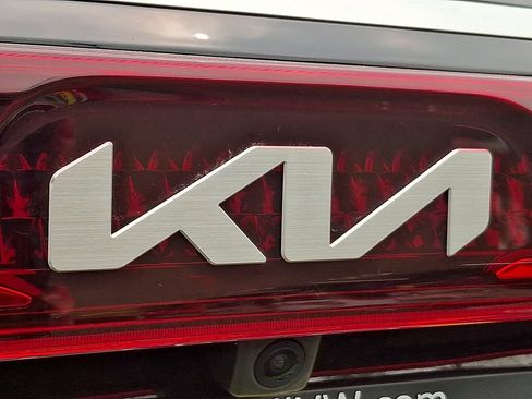 Used 2023 Kia Carnival LX FWD image 29
