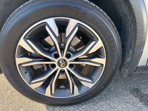 Used 2018 INFINITI QX30 AWD image 9