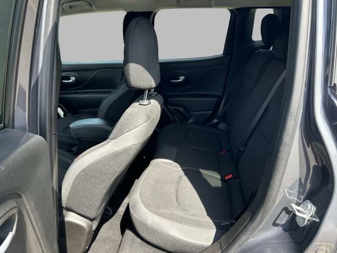 Certified 2023 Jeep Renegade Latitude w/ Premium Group AWD/4WD image 13