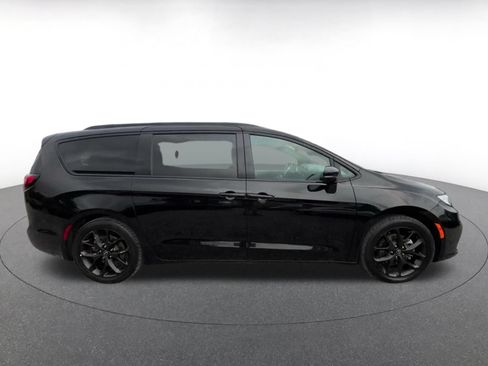 Used 2025 Chrysler Pacifica Limited FWD image 16