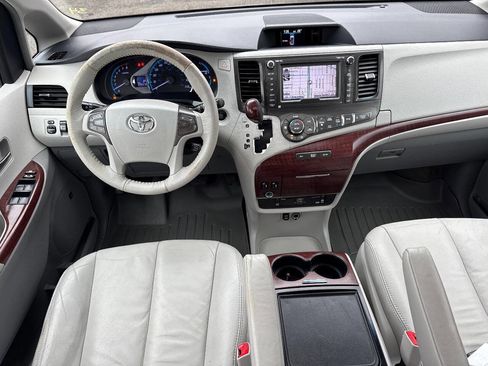 Used 2013 Toyota Sienna XLE image 25