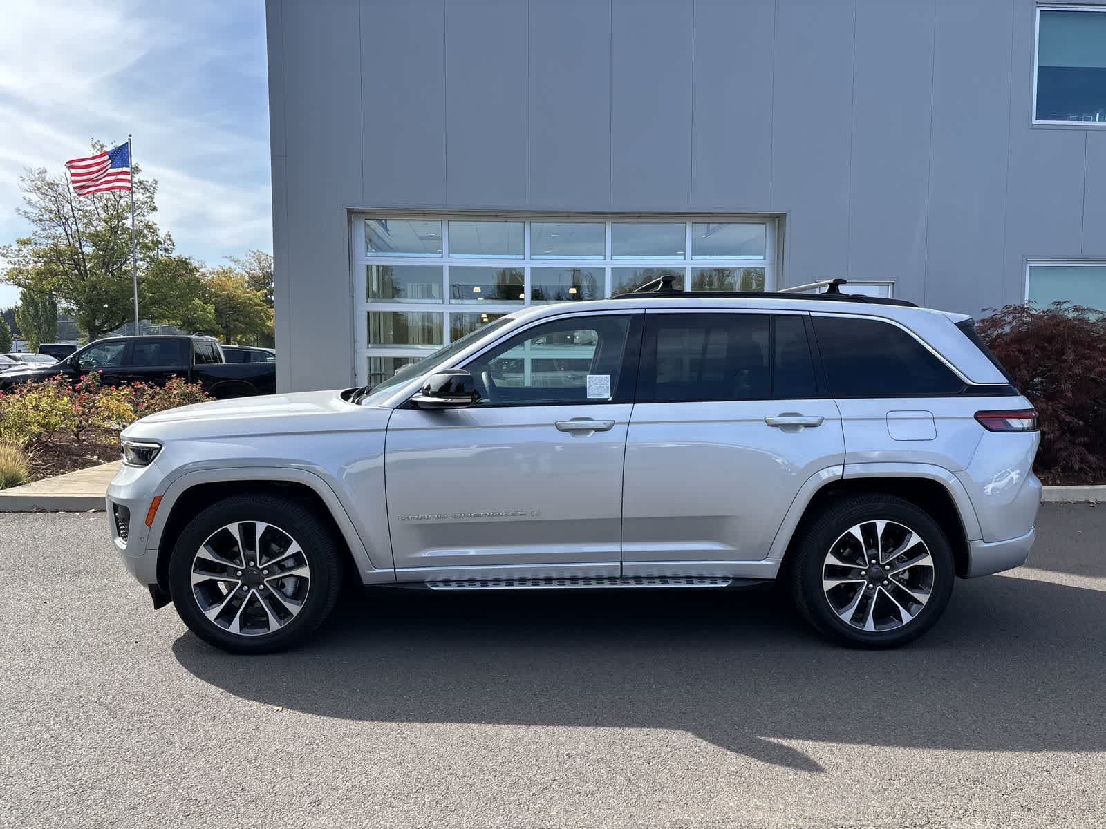Used 2024 Jeep Grand Cherokee Overland w/ Luxury Tech Group IV AWD/4WD image 2