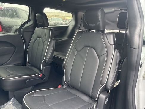 New 2026 Chrysler Pacifica Limited image 19