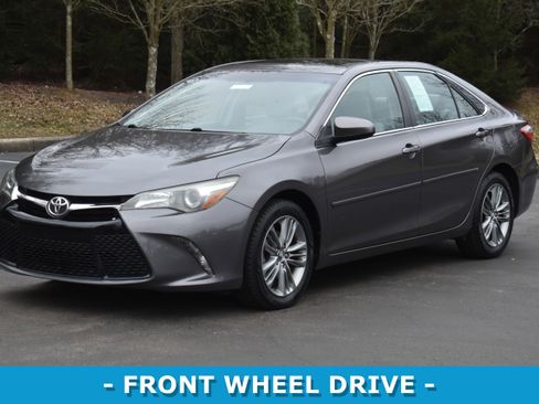 Used 2015 Toyota Camry SE image 3