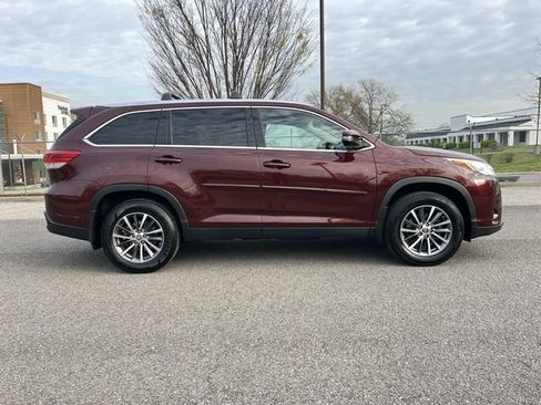 Used 2019 Toyota Highlander XLE w/ Carpet Mat Package (TMS) image 2